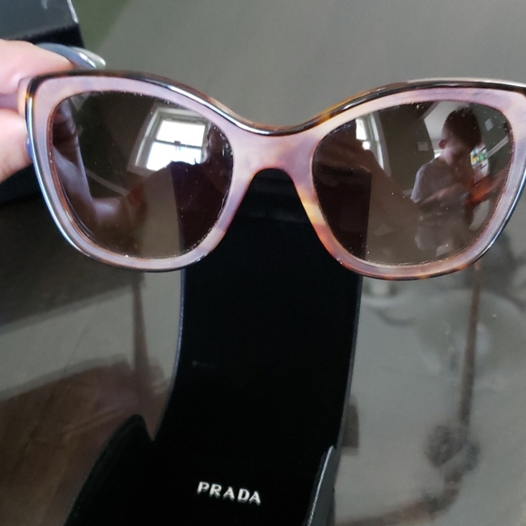 Prada sunglasses - Picture 7 of 8